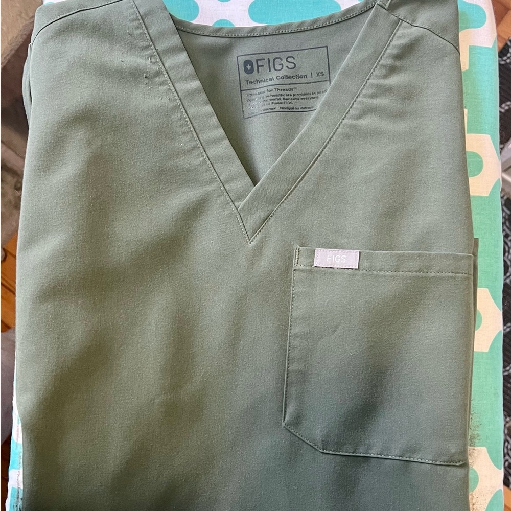 Figs Women's Moss Catarina™ -
One-Pocket Scrub Top
Xs - Moss - Regular